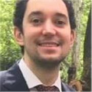 Profesor de economía imparte clases a alumnos de educación secundaria (ESO, Bachillerato)